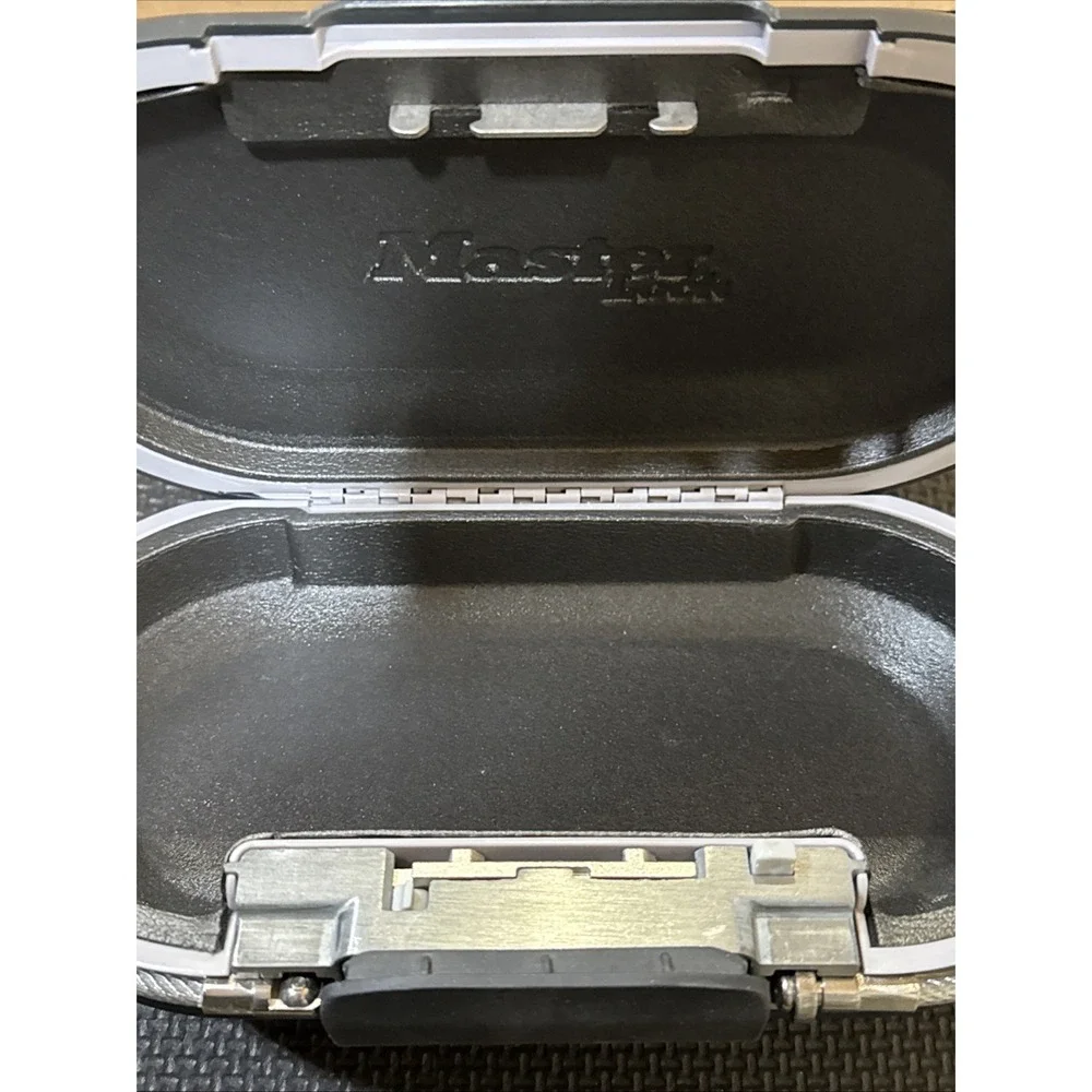 Master Lock SAFE SPACE 5900D Lightweight & Portable